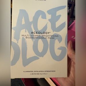 Aceology Multi-Vitamin Brightening Mask - Cream and Blue